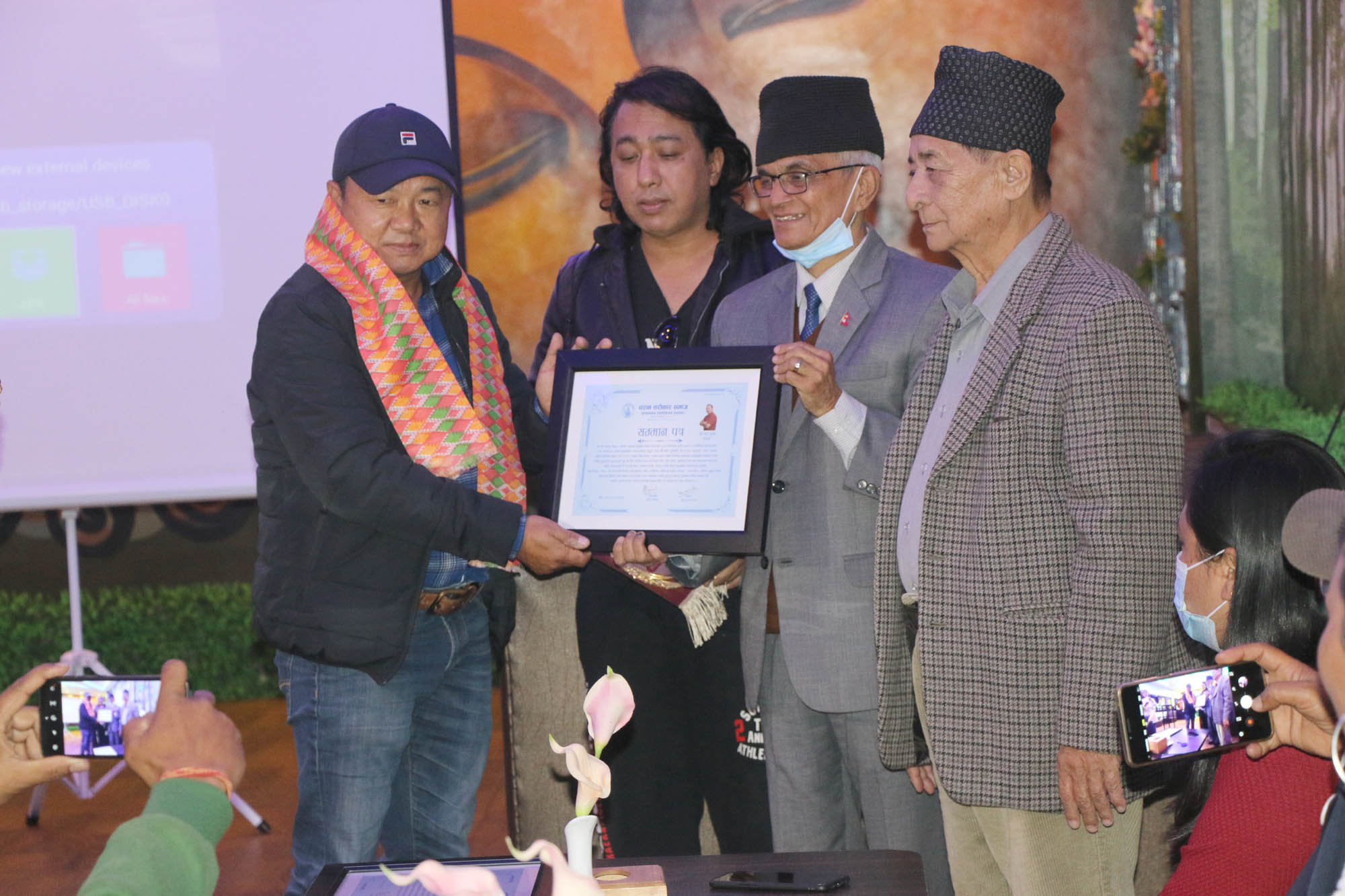 “धरान शहर “का सर्जकहरु धरान सरोकार समाजद्वारा  सम्मानित