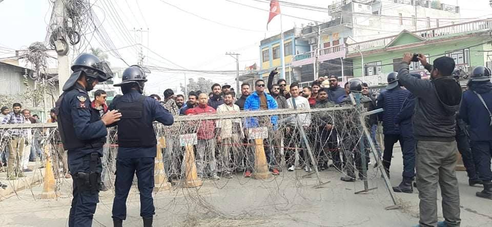 मुख्यमन्त्री शेरधन राईविरुद्ध सभा हलबाहिर विरोध प्रदर्शन