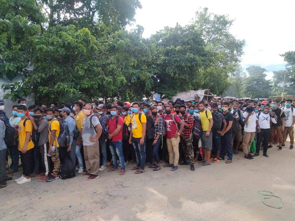 दैनिक ठूलो संख्यामा युवाहरु पलायन हुँदै