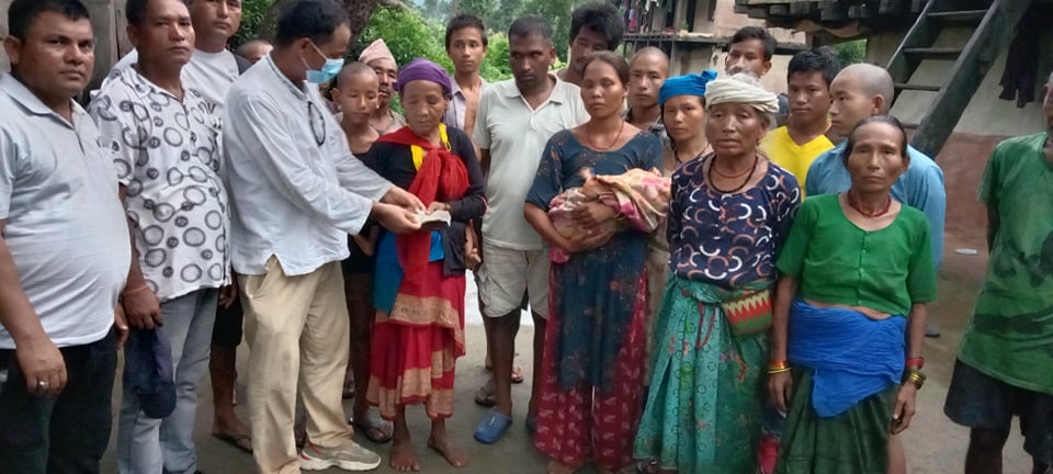ढुंगा दुर्घटनाका घाइते र मृतकका परिवारलाई पत्रकार रावलद्वारा राहत वितरण