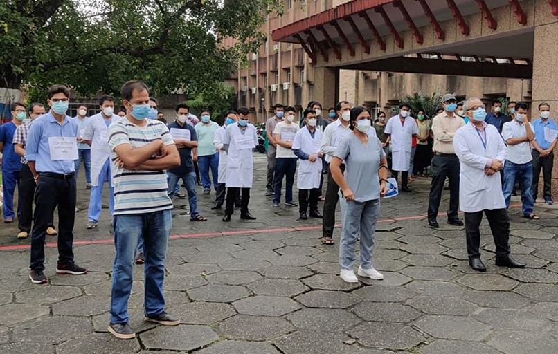 बीपी कोइराला स्वास्थ्य बिज्ञान प्रतिष्ठानका चिकित्सक नर्स विद्यार्थी र कर्मचारी फेरि आन्दोलनमा उत्रिए