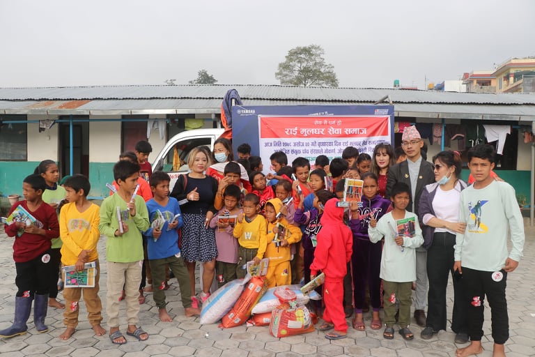 राई मुलघरको नेतृत्वमा ३ आश्रममा राहत बितरण