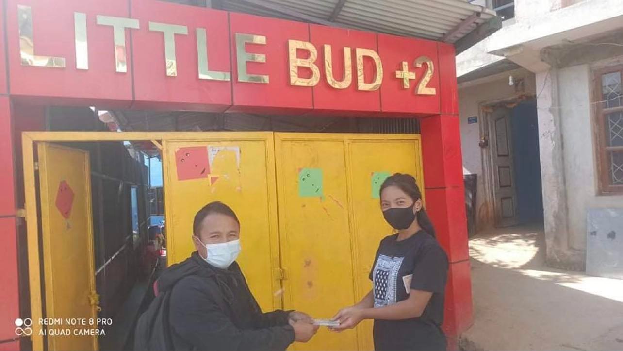 दिलिप योञ्जन तामाङ र लक्ष्मी  तामाङ गुरुङ द्धारा रजनी तामाङलाई पूर्ण छात्रबृति प्रदान