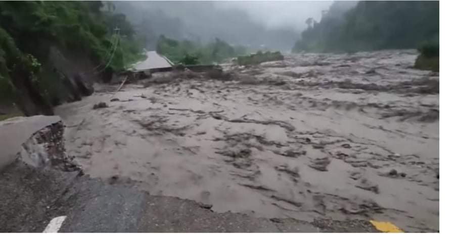 सडक बगाउँदा धरान धनकुटा आवागमन ठप्प