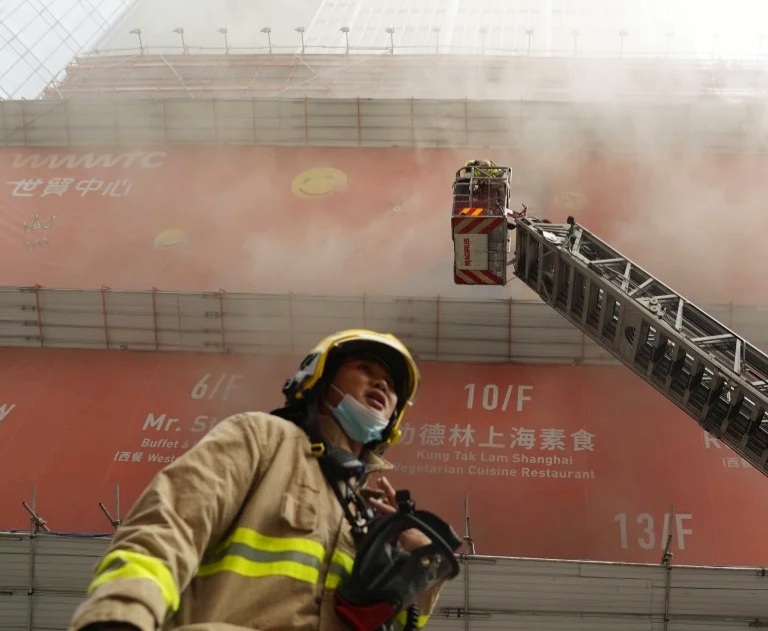 हङकङको वर्ल्ड ट्रेड सेन्टरमा आगलागी १३ घाइते१२,००को उद्वार