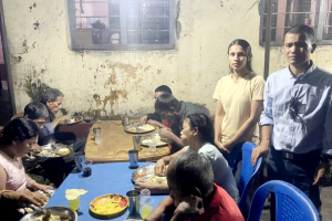 पुनर्स्थापना केन्द्रमा आमाको नाममा खाना वितरण