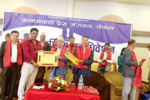 वरिष्ठ पत्रकार सम्मानबाट धरानका आनन्द श्रेष्ठ सम्मानित